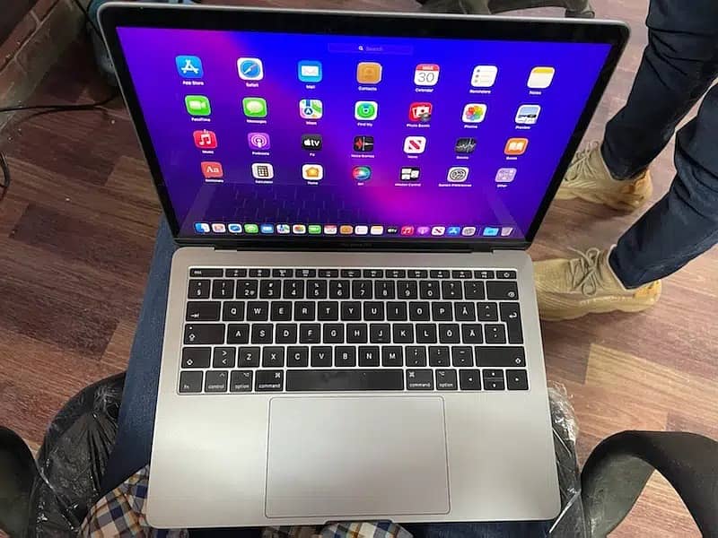 MacBook Pro (13-inch, 2017, Two Thunderbolt 3 ports) 1