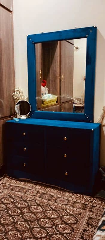 bed dewaan dressing table and 2 side tables 1