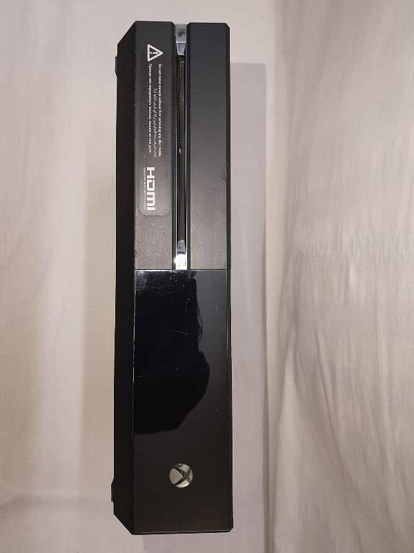 Xbox One 10/10 unused with three controllers 1