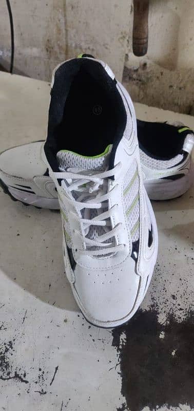 sports shoes white 3