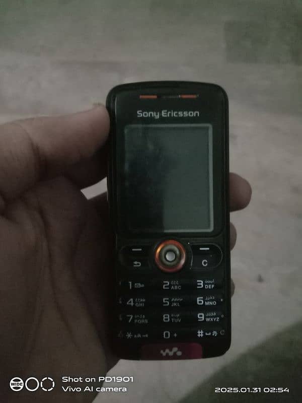 Sony Ericsson W200i 0