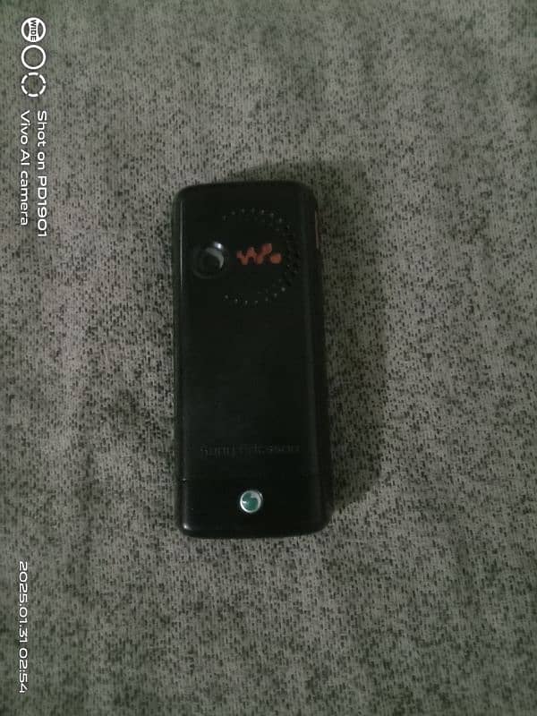 Sony Ericsson W200i 1