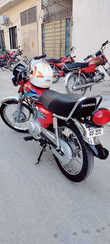 Honda 125 Red colour 3