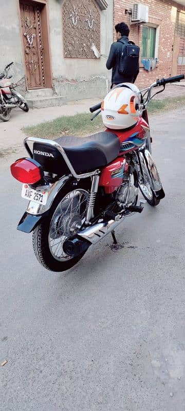 Honda 125 Red colour 6