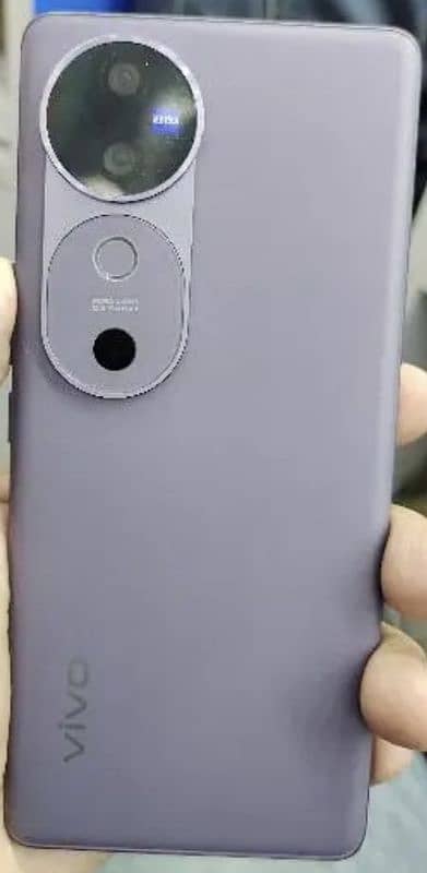 Vivo V40 1