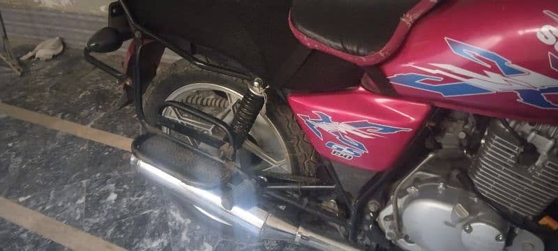 Suzuki 150 motorbike best 10 by 10 condition 2