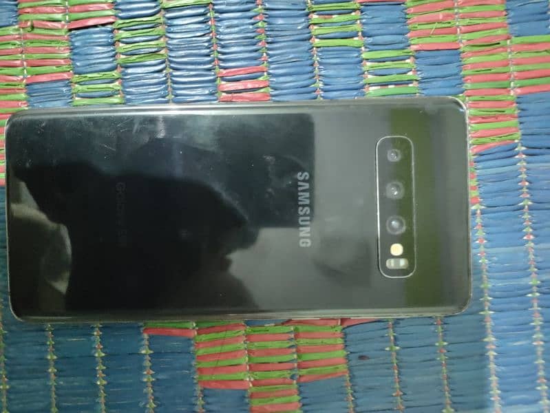 samsung s10 in full good condition just a scratch in screen 0