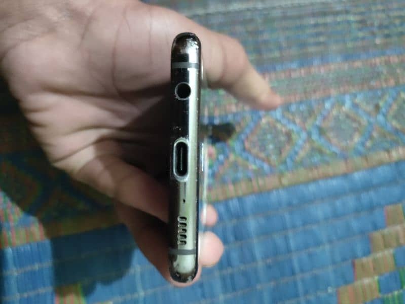 samsung s10 in full good condition just a scratch in screen 3