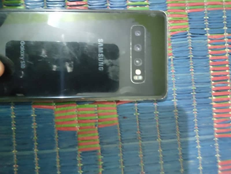 samsung s10 in full good condition just a scratch in screen 5