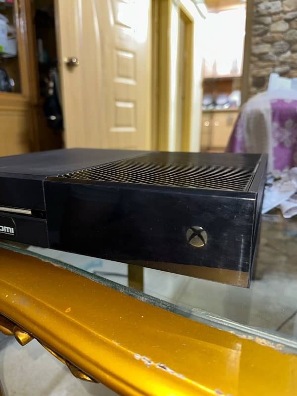 Xbox One 1 TB with two controllers 2