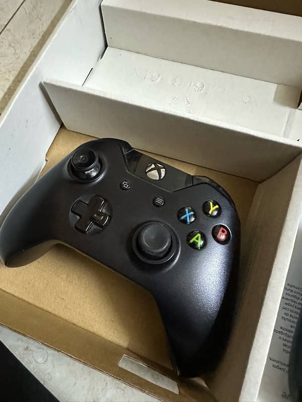 Xbox One 1 TB with two controllers 3