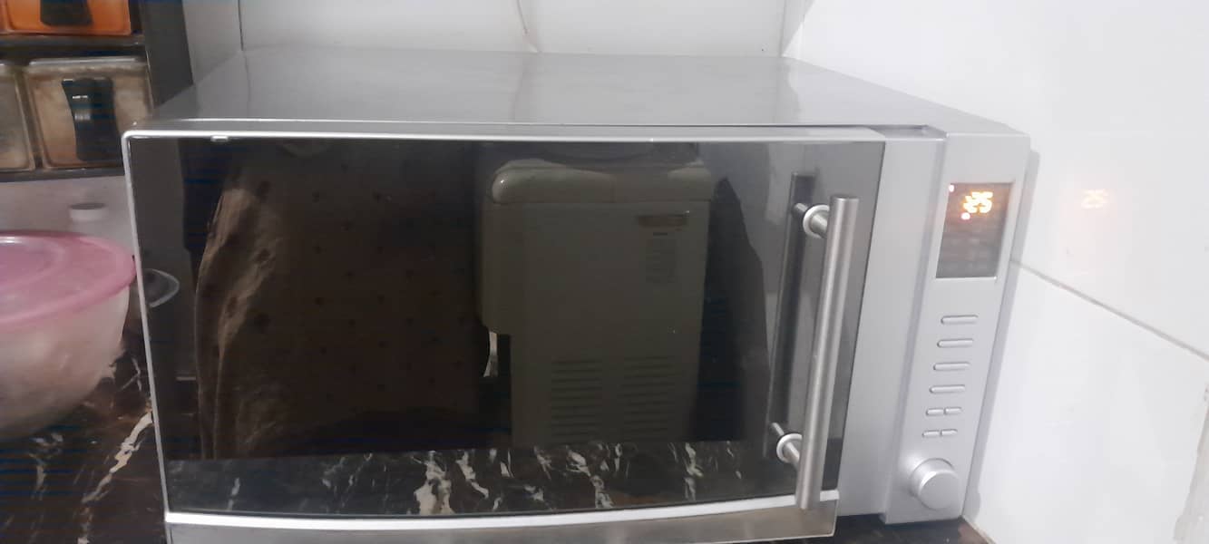 Orient jumbo size microwave 28k Rs excellent condition 7