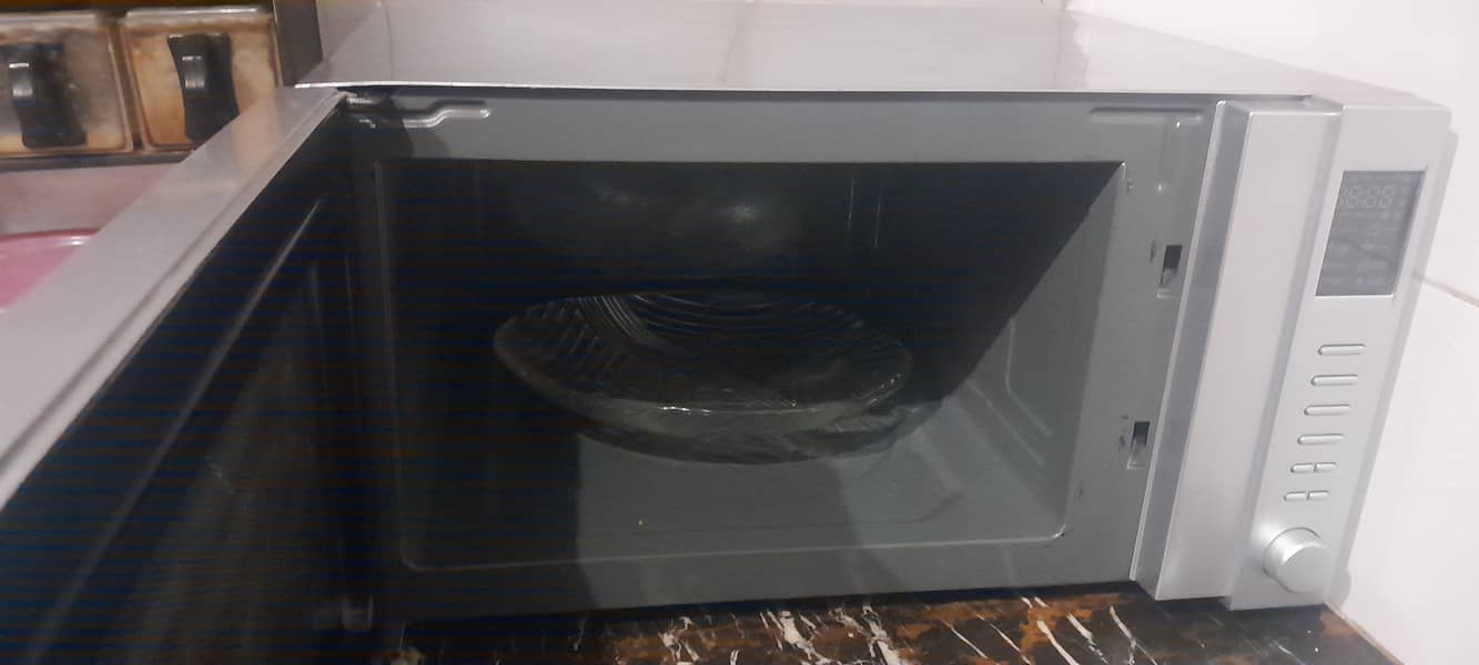 Orient jumbo size microwave 28k Rs excellent condition 9