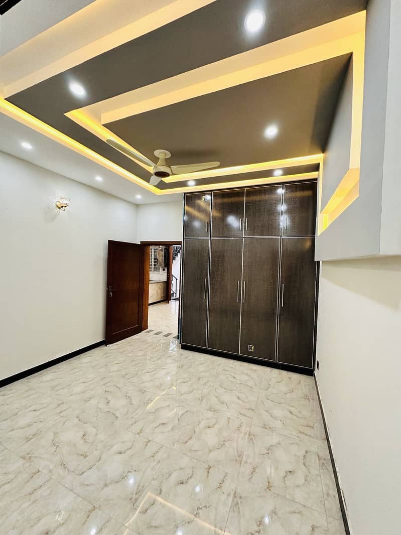 Luxury 5 Marla Brand New House For Sale In Gulraiz Housing Scheme 9