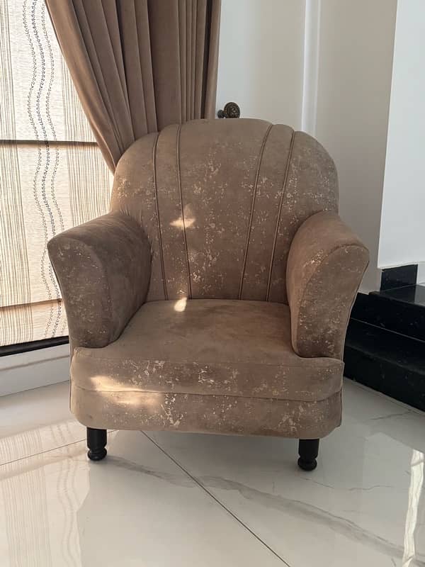 Luxurious Velvet Armchair 1