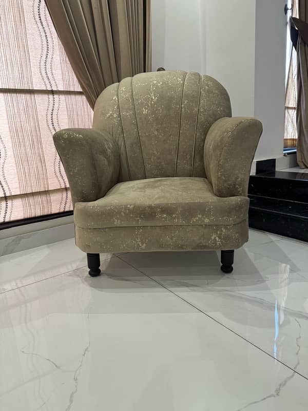 Luxurious Velvet Armchair 2