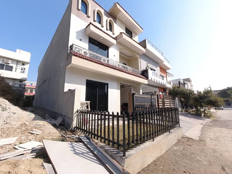 HOUSE AVAILABLE FOR SALE C BLOCK SIZE 6 MARLA IN MULTI GARDENS B-17 ISLAMABAD 2