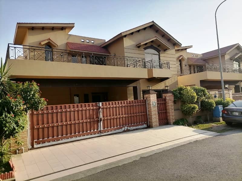 21 Marla Main Boulevard Unique Brigadier House For Sale In Askari 10 1