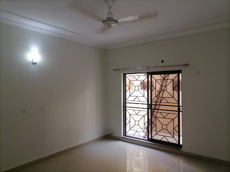 21 Marla Main Boulevard Unique Brigadier House For Sale In Askari 10 8