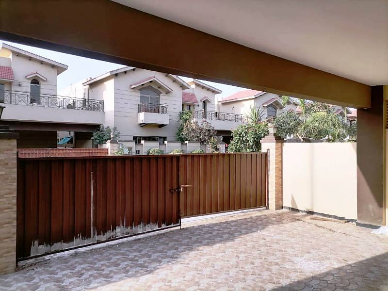 21 Marla Main Boulevard Unique Brigadier House For Sale In Askari 10 16