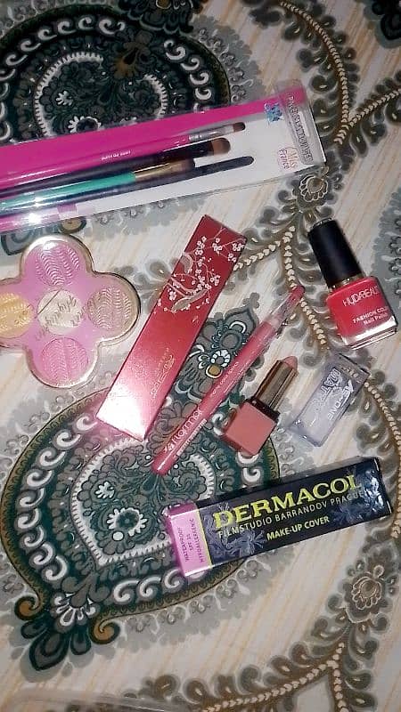 makeup  in reasonable price 0