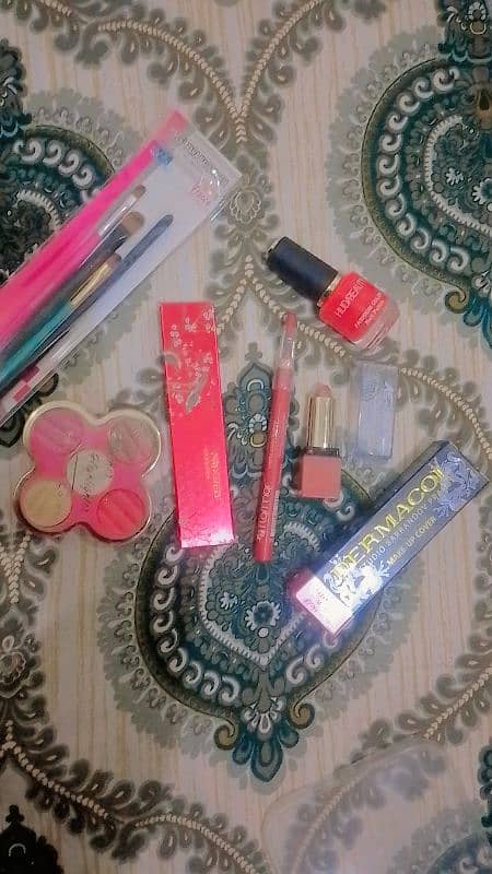 makeup  in reasonable price 1