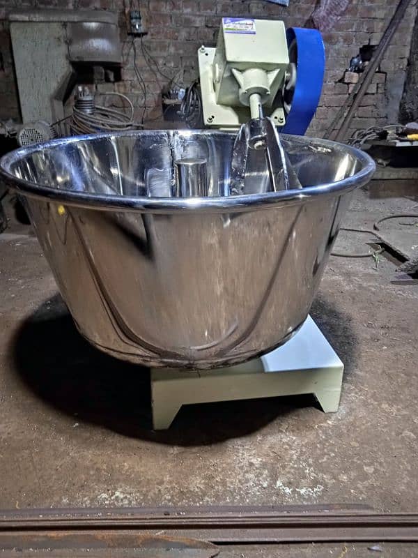 Flour mixer machine/ Atta mixer machine/Dough machine/ Dough mixer 9