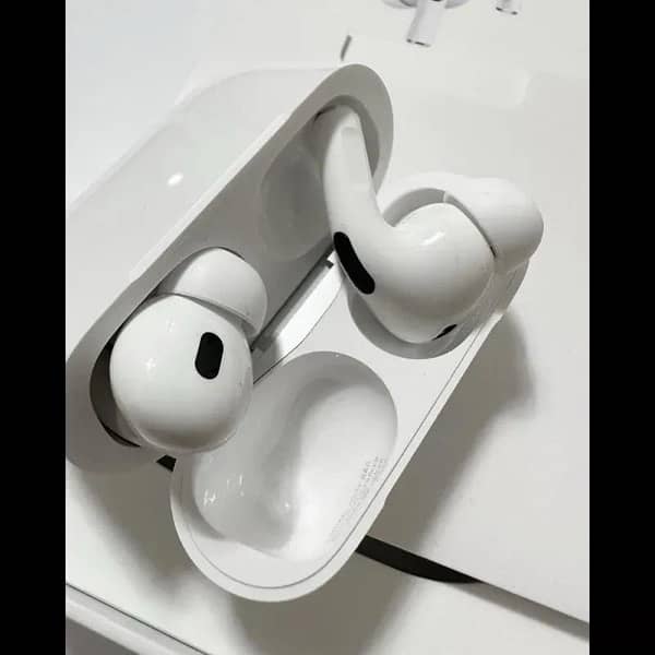 White Bluetooth earbuds 0