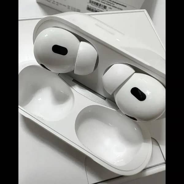 White Bluetooth earbuds 3