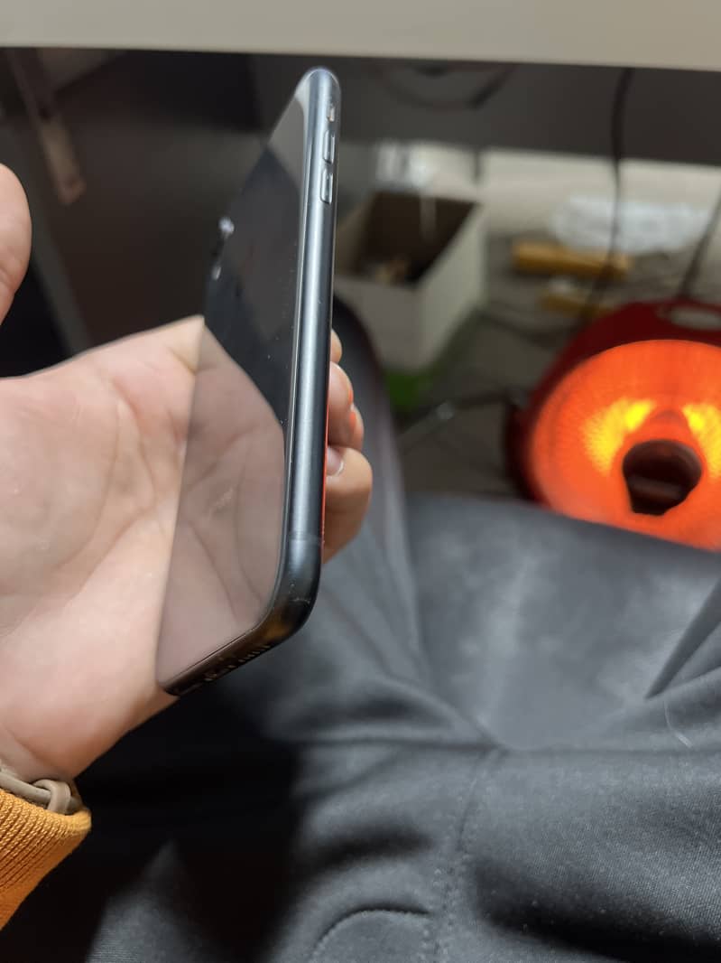 Water packed iPhone XR with 82% battery health and 10/10 condition 1