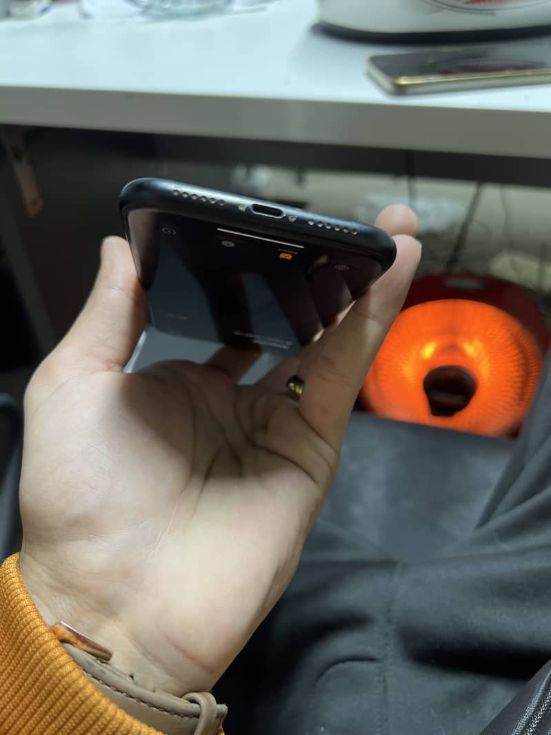 Water packed iPhone XR with 82% battery health and 10/10 condition 2