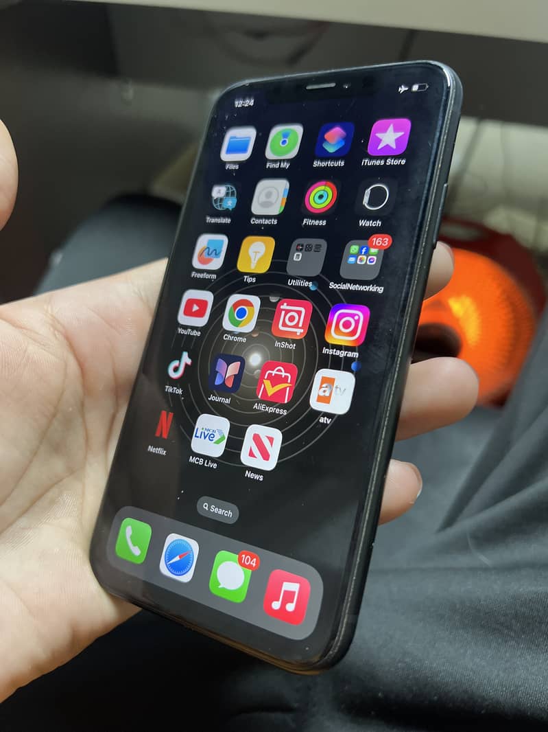 Water packed iPhone XR with 82% battery health and 10/10 condition 3