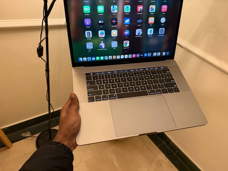 MacBook Pro 2017 in 15.4 inch 2