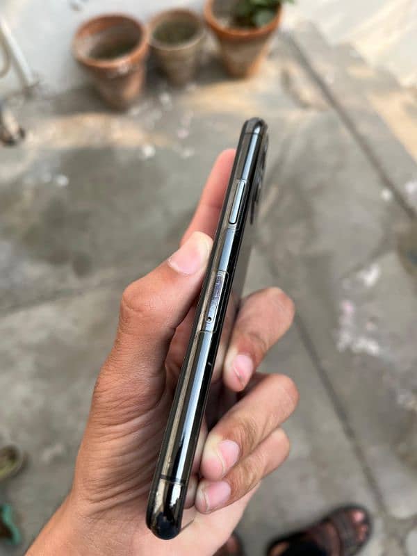 iPhone 11 pro 64Gb NON-PTA ( price negotiable) 3