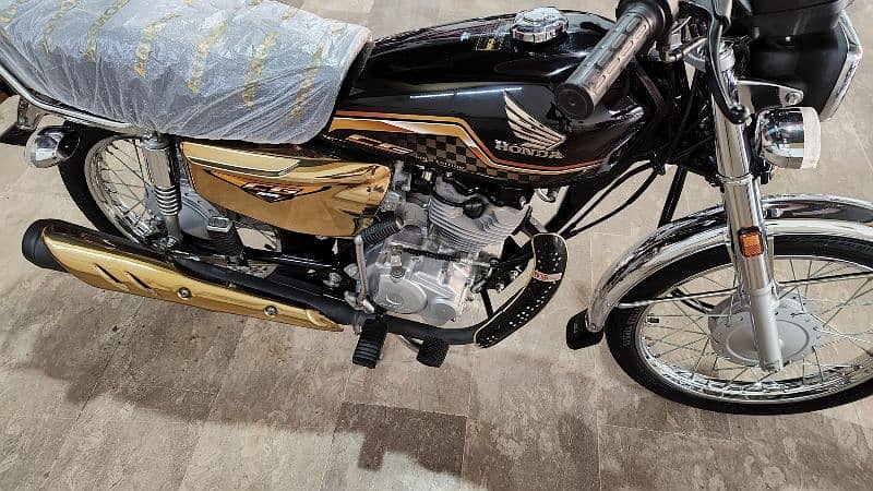 Honda 125 Self start Gold 2024 model 3