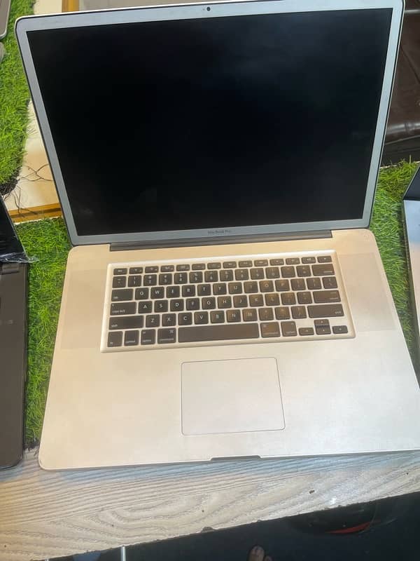 Apple MacBook Pro Core i7 1