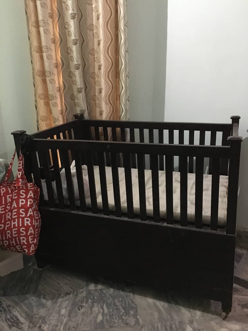 It's a baby cot, condition is 9/10 1