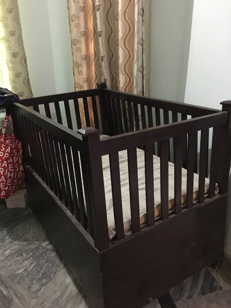 It's a baby cot, condition is 9/10 2