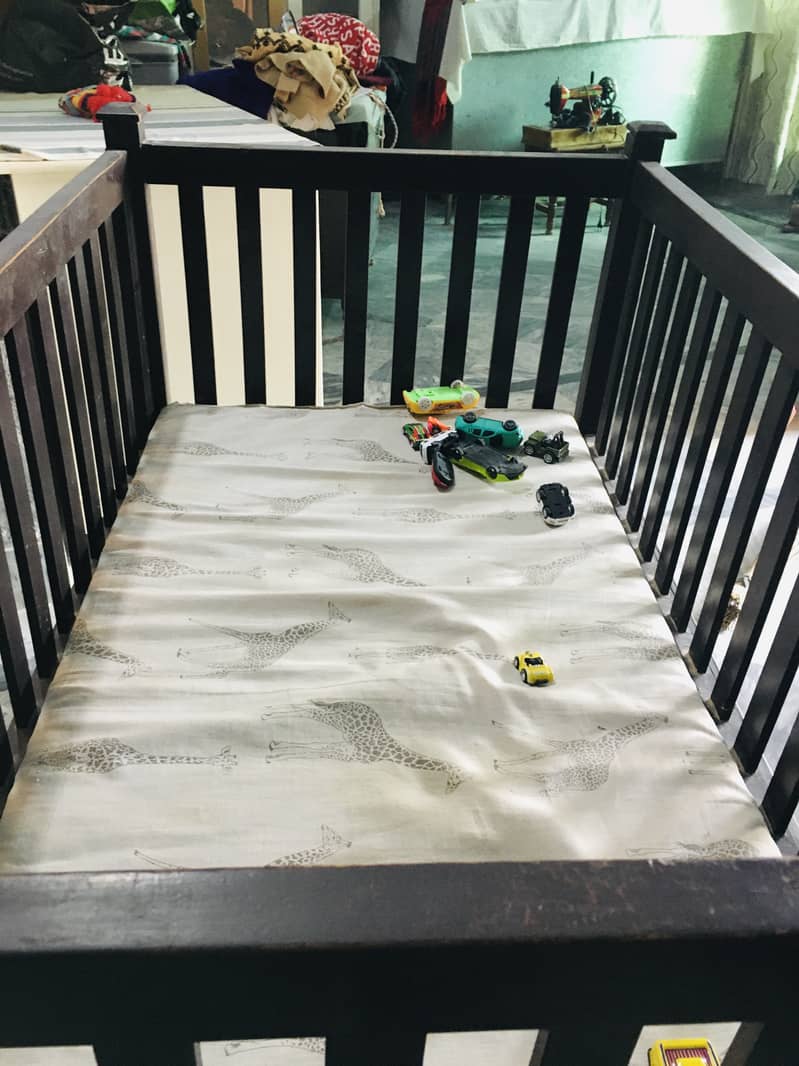 It's a baby cot, condition is 9/10 4