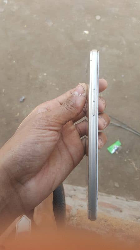 Urgent sal Mere pas samsung ka ege6s b hai 7000 m bs panal py 1 line h 2