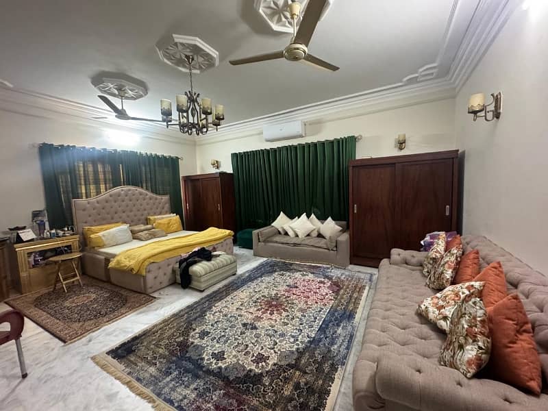 VIP LAVISH BUNGALOW FOR SALE 1000 YARD OWNER BALET WEST OPEN WITH FULL BASEMENT 2+4 BED ROOM 14