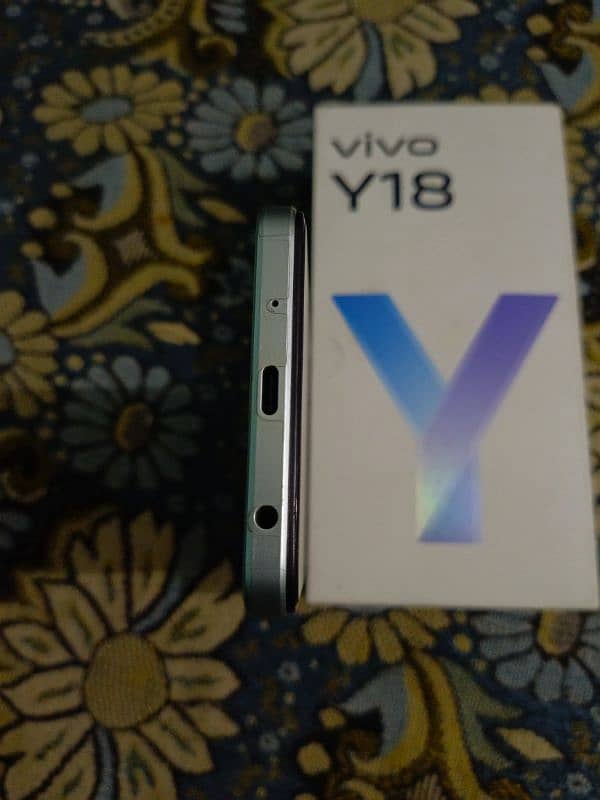 VIVO Y18 6+6/128 ONLY BOX 7 TO 8 MONTH WARUNTY 6