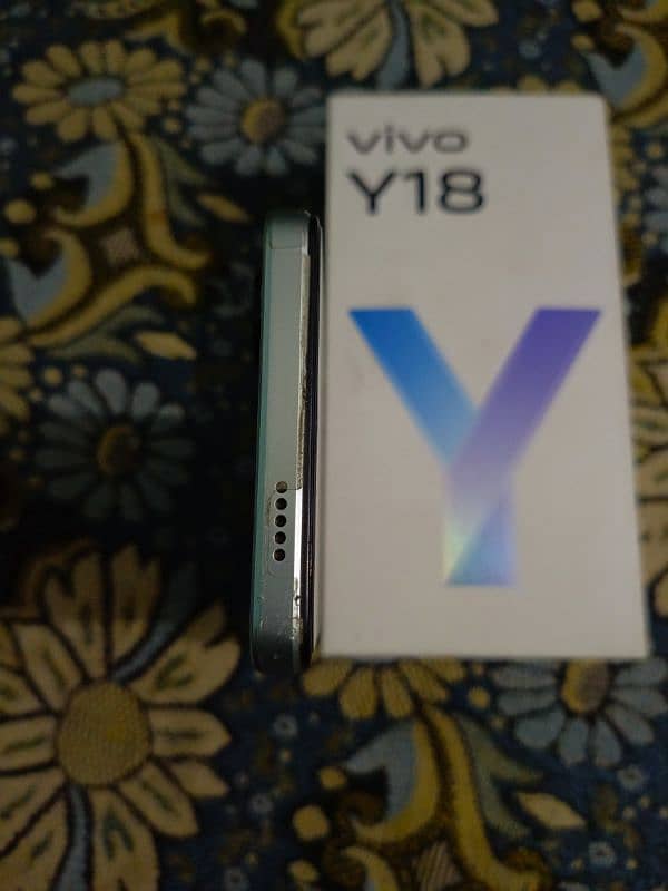 VIVO Y18 6+6/128 ONLY BOX 7 TO 8 MONTH WARUNTY 9