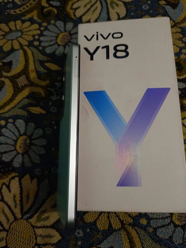 VIVO Y18 6+6/128 ONLY BOX 7 TO 8 MONTH WARUNTY 10