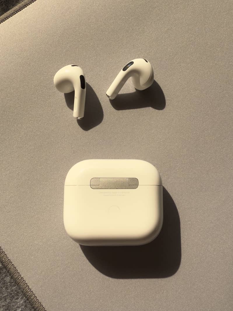 Apple Airpods (3rd Gen) With Lightning Charging Case MPNY3AM/A White 4