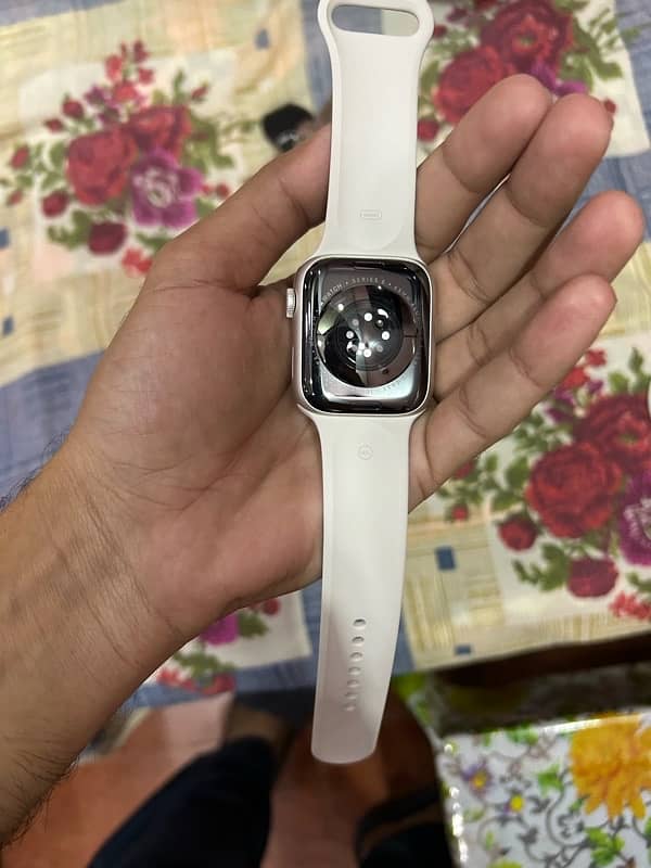 Apple Watch Series 8 starlight color 2