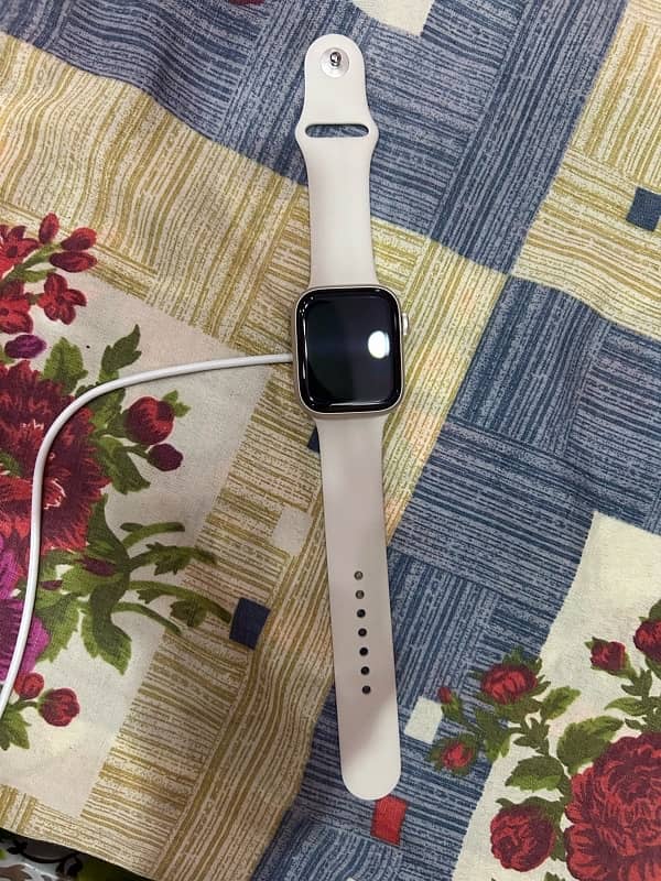 Apple Watch Series 8 starlight color 4