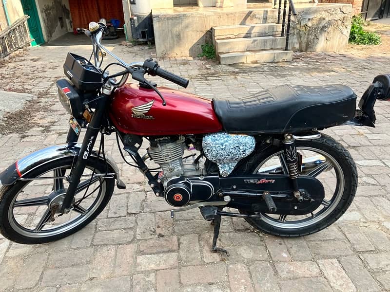 Honda 125 with newly installed alloy wheel and golden number (MBK-125) 3