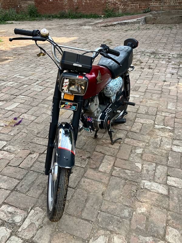 Honda 125 with newly installed alloy wheel and golden number (MBK-125) 4