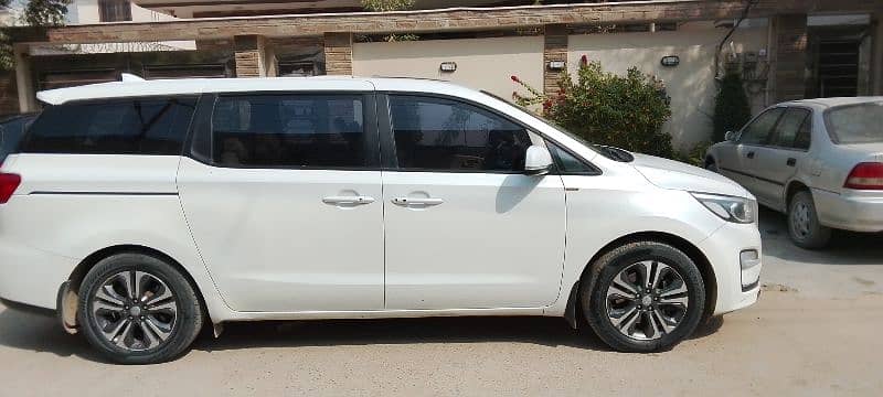 KIA GRAND CARNIVAL 2019 11